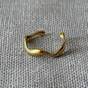 Gold asymmetrical ring classic flowy